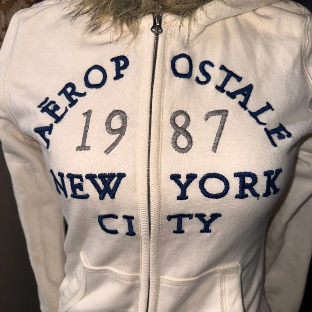 Aeropostale Y2K Women's Cream Hoodie with Faux Fur Trim - Picture 3 of 10